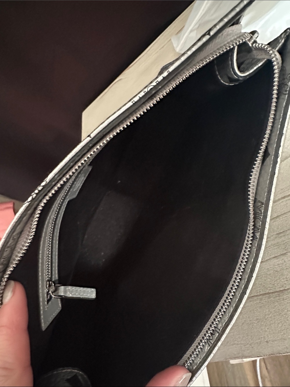 MCM Metallic Silver Logo Clutch - Picture 4 of 6